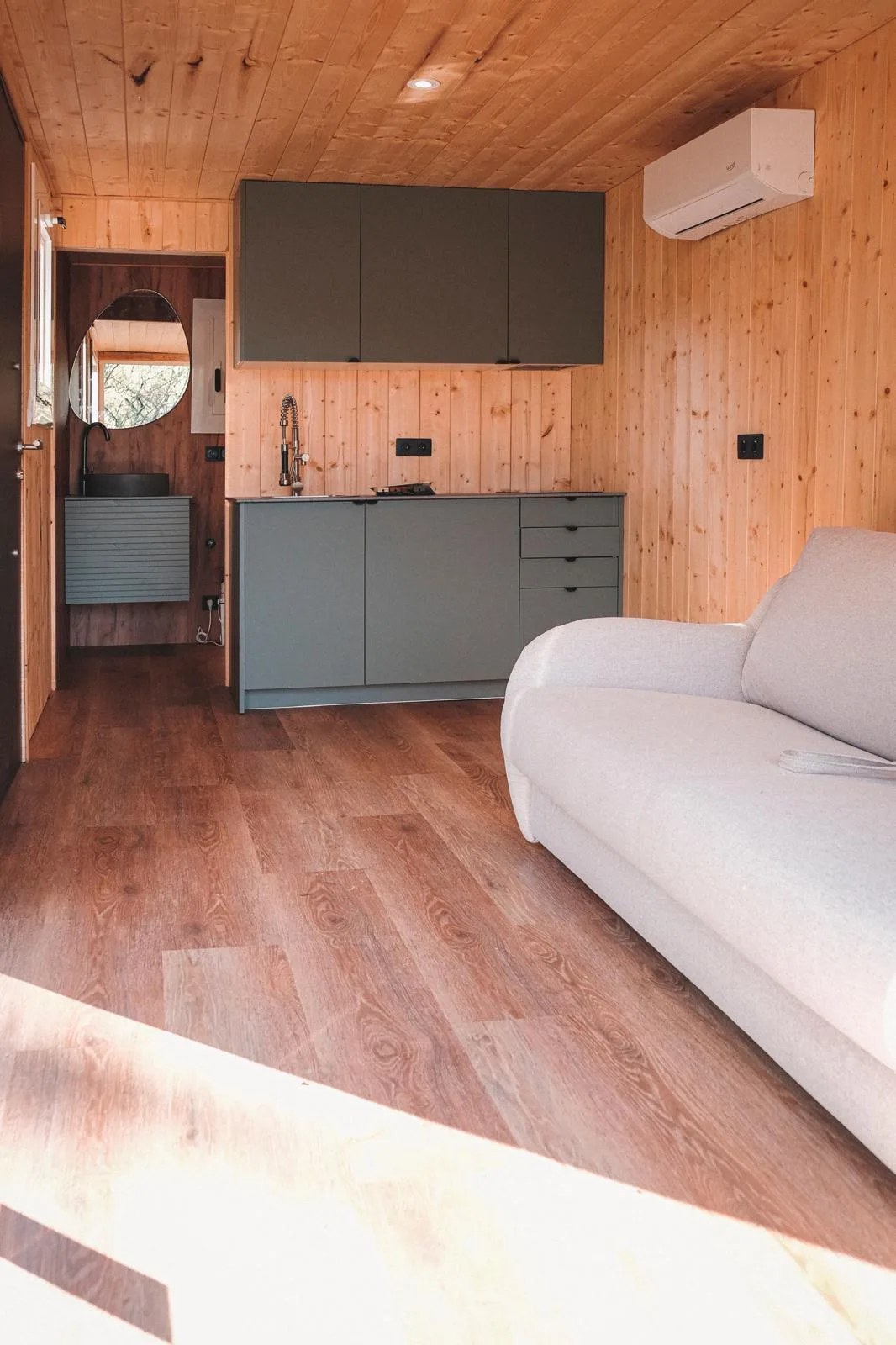 Interior — salón con sofá, cocina y climatización