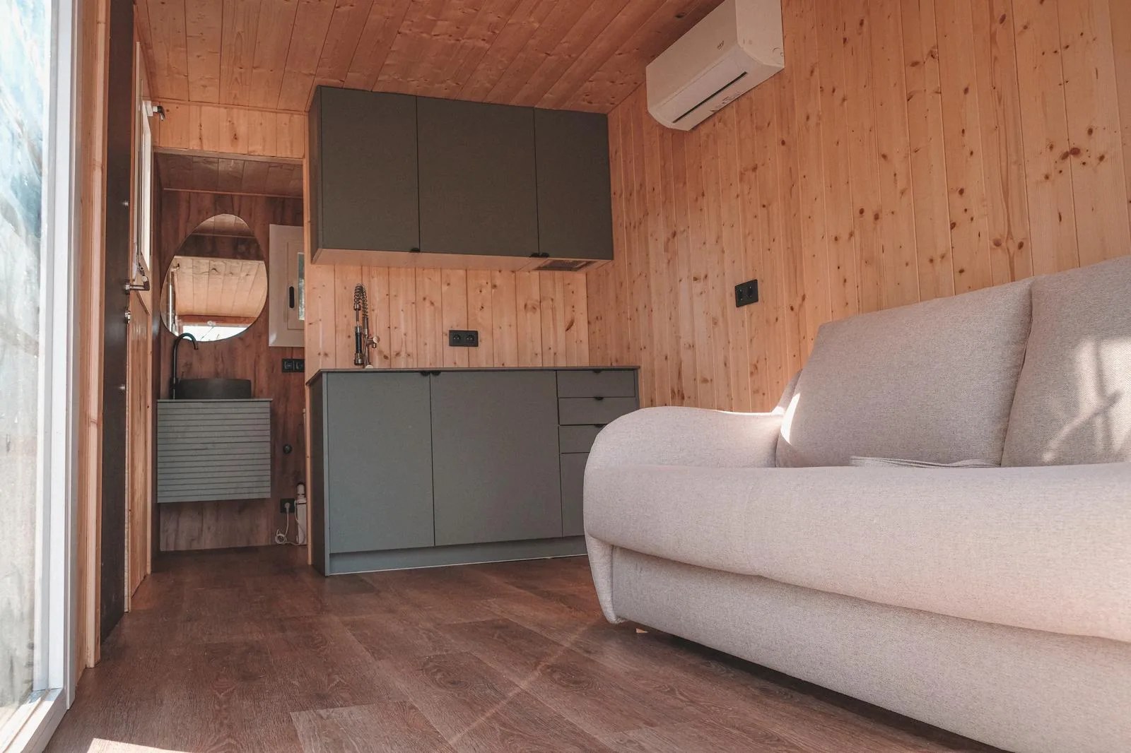 Interior — sofá y cocina vista completa